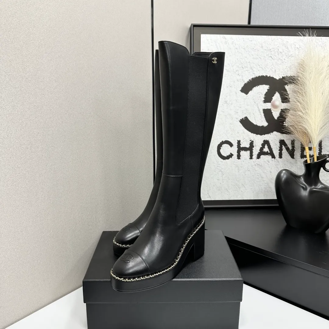 👟👟Ex-factory price 960👟👟 CHANEL Xiaoxiang 2024 autumn and winter sheepskin boots high boots knight boots The version is also the basic version of the Martin boots, neat and handsome. The upper is made of cowhide, super soft against the skin, wide and full, handsome and comfortable. The lining is soft water-dyed cowhide. The sole is original rubber outsole. Exclusive top quality 35-39. 40 customized